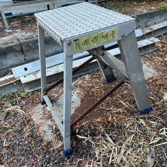 折りたたみ脚立の画像