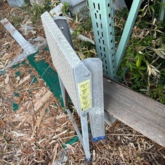 折りたたみ脚立の画像