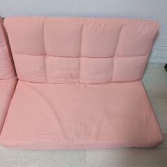 ピンクのローソファの画像