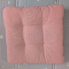 ピンクのローソファの画像