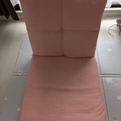 ピンクのローソファの画像