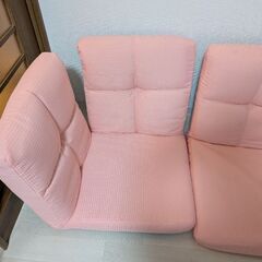 ピンクのローソファの画像