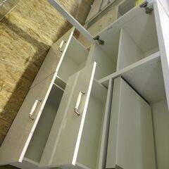 【ジャングル和泉大型良品館　キッチンボード　イケア　食器棚　サイドボード　天板ガラス　※シミ有り【R509】の画像