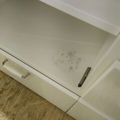 【ジャングル和泉大型良品館　キッチンボード　イケア　食器棚　サイドボード　天板ガラス　※シミ有り【R509】の画像