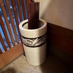 熊の置物、那智の石、傘立ての画像