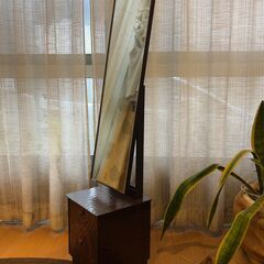 レトロ木彫り化粧台の画像