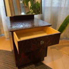 レトロ木彫り化粧台の画像