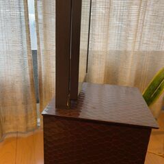 レトロ木彫り化粧台の画像