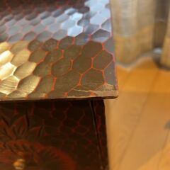 レトロ木彫り化粧台の画像