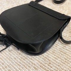 タッセル付きショルダーバッグ　黒の画像
