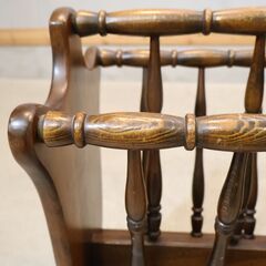 キツツキマークで親しまれているHIDA(飛騨産業)のマガジンラックです。アンティーク調のクラシックなデザインとナチュラルな質感はリビングのアクセントにも♪の画像