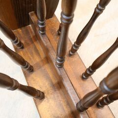 キツツキマークで親しまれているHIDA(飛騨産業)のマガジンラックです。アンティーク調のクラシックなデザインとナチュラルな質感はリビングのアクセントにも♪の画像