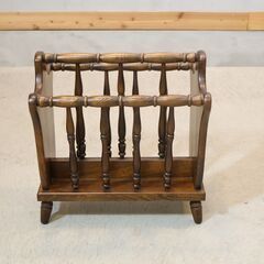 キツツキマークで親しまれているHIDA(飛騨産業)のマガジンラックです。アンティーク調のクラシックなデザインとナチュラルな質感はリビングのアクセントにも♪の画像