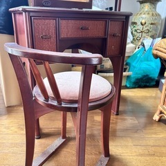 アンティークドレッサーの画像