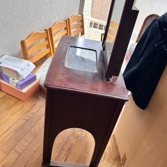 アンティークドレッサーの画像