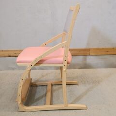 karimoku(カリモク)のデスクチェアー/XT2401Iです。座面と足のせ板は高さ調整が可能なので、お子様の学習椅子やダイニングのキッズチェアーとして入学前から末永くお使い頂けます♪の画像