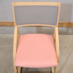 karimoku(カリモク)のデスクチェアー/XT2401Iです。座面と足のせ板は高さ調整が可能なので、お子様の学習椅子やダイニングのキッズチェアーとして入学前から末永くお使い頂けます♪の画像