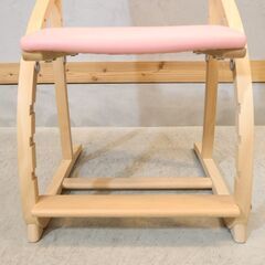 karimoku(カリモク)のデスクチェアー/XT2401Iです。座面と足のせ板は高さ調整が可能なので、お子様の学習椅子やダイニングのキッズチェアーとして入学前から末永くお使い頂けます♪の画像