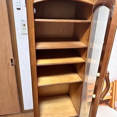 籐の飾り棚の画像