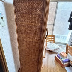籐の飾り棚の画像