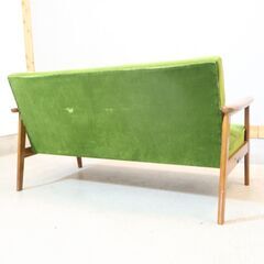 人気のカリモク60よりモケットグリーン Kチェアー 2シーターです！北欧スタイルのレトロなデザインが魅力のコンパクトな2人掛けソファー♪カフェスタイルやヴィンテージテイストにおススメ♪の画像