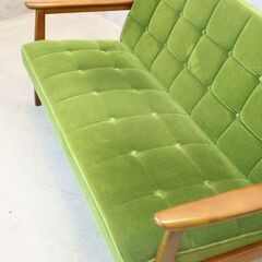 人気のカリモク60よりモケットグリーン Kチェアー 2シーターです！北欧スタイルのレトロなデザインが魅力のコンパクトな2人掛けソファー♪カフェスタイルやヴィンテージテイストにおススメ♪の画像