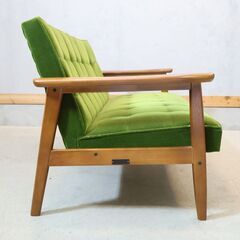 人気のカリモク60よりモケットグリーン Kチェアー 2シーターです！北欧スタイルのレトロなデザインが魅力のコンパクトな2人掛けソファー♪カフェスタイルやヴィンテージテイストにおススメ♪の画像