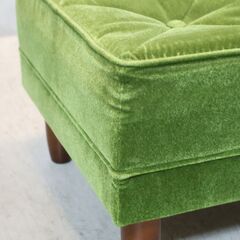 人気のカリモク60よりモケットグリーンのオットマンです！北欧スタイルのレトロなデザインはスツールとしても。おしゃれなkarimoku60のプロダクトをインテリアのアクセントに♪の画像