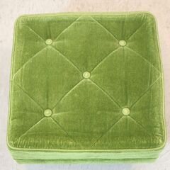 人気のカリモク60よりモケットグリーンのオットマンです！北欧スタイルのレトロなデザインはスツールとしても。おしゃれなkarimoku60のプロダクトをインテリアのアクセントに♪の画像