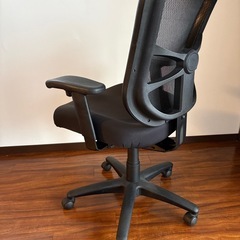 アジャスター付きオフィスチェアの画像