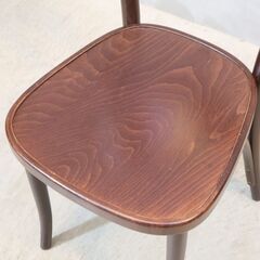 TON(トン)のベントウッドチェアです。バナナのようにカーブした背もたれが特徴のレストランやカフェでも活躍するサイドチェアー。ナチュラルモダンな北欧スタイルにおススメのダイニングチェア♪の画像