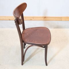 TON(トン)のベントウッドチェアです。バナナのようにカーブした背もたれが特徴のレストランやカフェでも活躍するサイドチェアー。ナチュラルモダンな北欧スタイルにおススメのダイニングチェア♪の画像