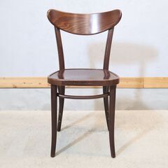 TON(トン)のベントウッドチェアです。バナナのようにカーブした背もたれが特徴のレストランやカフェでも活躍するサイドチェアー。ナチュラルモダンな北欧スタイルにおススメのダイニングチェア♪の画像