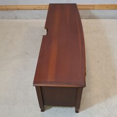 TOKAI KAGU(東海家具)のVenezia(ベネチア) テレビボード。マホガニー材の質感とタッセルがデザインされた把手がクラシカルなデザインが印象的なローボード。IDC OTSUKA(大塚家具)の画像