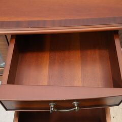 TOKAI KAGU(東海家具)のVenezia(ベネチア) テレビボード。マホガニー材の質感とタッセルがデザインされた把手がクラシカルなデザインが印象的なローボード。IDC OTSUKA(大塚家具)の画像