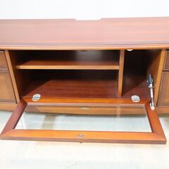 TOKAI KAGU(東海家具)のVenezia(ベネチア) テレビボード。マホガニー材の質感とタッセルがデザインされた把手がクラシカルなデザインが印象的なローボード。IDC OTSUKA(大塚家具)の画像