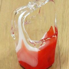 花瓶？　ガラス　赤×白　横9㎝、縦8㎝、高さ15㎝　インテリア　未使用の画像