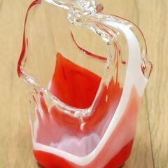 花瓶？　ガラス　赤×白　横9㎝、縦8㎝、高さ15㎝　インテリア　未使用の画像