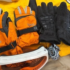 スキーウェア100＋手袋②個＋ゴーグルの画像