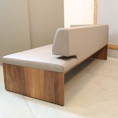 karimoku(カリモク家具)のCU5899 3人掛けソファです。ウォールナット材がアクセントになるナチュラルモダンな3Pソファ。リビングダイニングをゆったりとした快適な空間に♪の画像