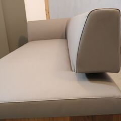 karimoku(カリモク家具)のCU5899 3人掛けソファです。ウォールナット材がアクセントになるナチュラルモダンな3Pソファ。リビングダイニングをゆったりとした快適な空間に♪の画像