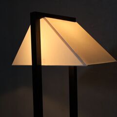 デザイナー内山章一によるABOVO(アボーヴォ)ETERNO(エテルノ)フロアスタンドです。スクエアなベースとのシンプルな構成は見る角度により表情があり、バランスのよい美しさを演出♪の画像