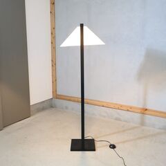 デザイナー内山章一によるABOVO(アボーヴォ)ETERNO(エテルノ)フロアスタンドです。スクエアなベースとのシンプルな構成は見る角度により表情があり、バランスのよい美しさを演出♪の画像