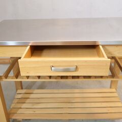 THE CONRAN SHOP(コンランショップ )で取り扱われていたキッチンワゴンです。カウンターテーブルとしても使えるキャスター付きのラック。作業用にも便利な大きいステンレストップの天板が魅力♪の画像