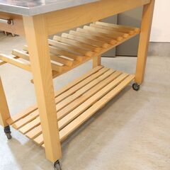 THE CONRAN SHOP(コンランショップ )で取り扱われていたキッチンワゴンです。カウンターテーブルとしても使えるキャスター付きのラック。作業用にも便利な大きいステンレストップの天板が魅力♪の画像