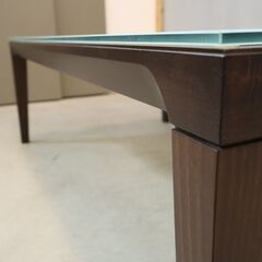 イタリアCalligaris(カリガリス)社のガラスリビングテーブルです。木製フレームとガラス天板を組み合わせたスタイリッシュでモダンなデザインのコーヒーテーブル。/IDC大塚家具の画像