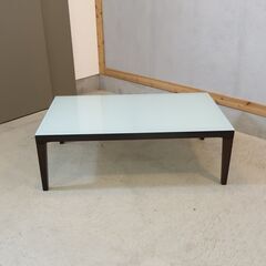 イタリアCalligaris(カリガリス)社のガラスリビングテーブルです。木製フレームとガラス天板を組み合わせたスタイリッシュでモダンなデザインのコーヒーテーブル。/IDC大塚家具の画像