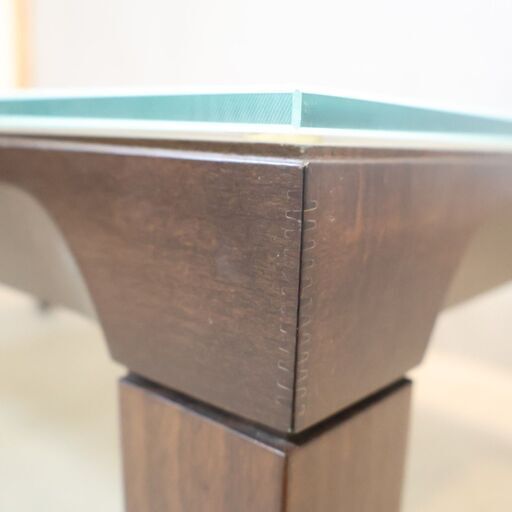 イタリアCalligaris(カリガリス)社のガラスリビングテーブルです。木製フレームとガラス天板を組み合わせたスタイリッシュでモダン