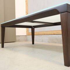 イタリアCalligaris(カリガリス)社のガラスリビングテーブルです。木製フレームとガラス天板を組み合わせたスタイリッシュでモダンなデザインのコーヒーテーブル。/IDC大塚家具の画像