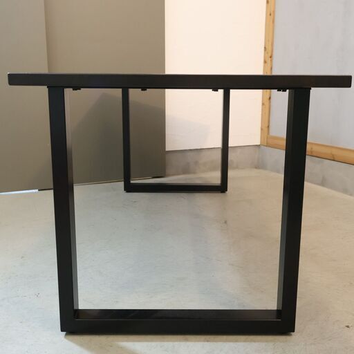 Kanademono(かなでもの)の人気シリーズTHE TABLE ラバーウッド × Black Steel。モダンなフォルムはミーテ